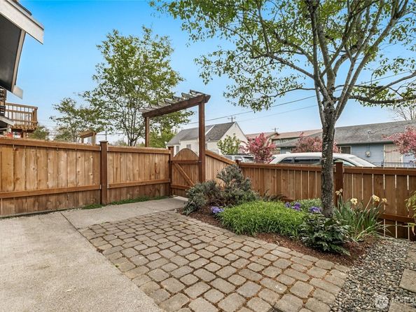 9011 46th Avenue S B, Seattle WA 98118