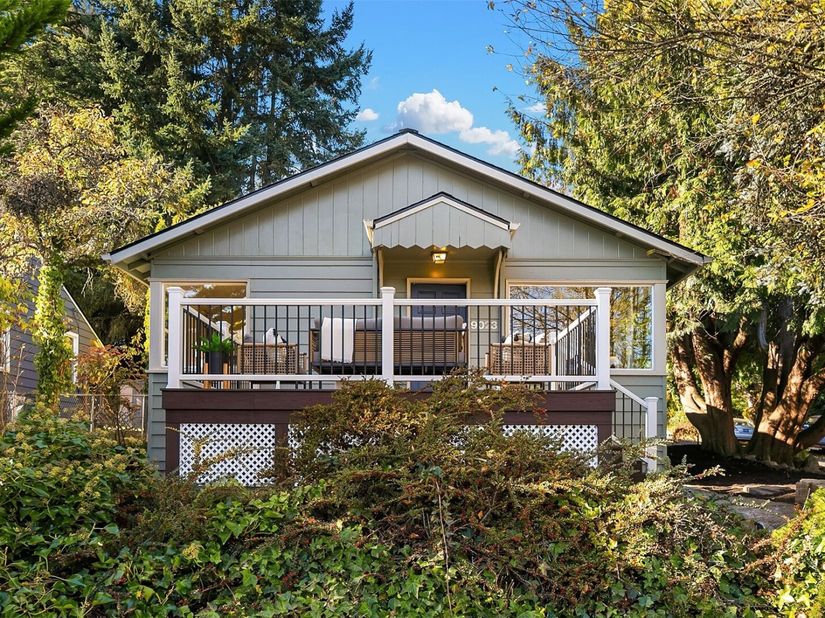 9023 20th Avenue NE, Seattle WA 98115