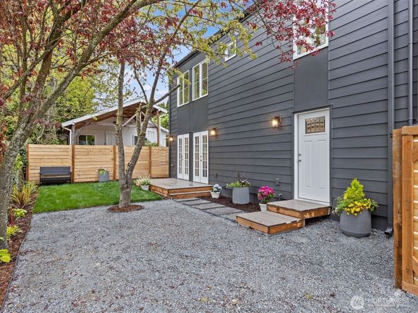 8117 17th Avenue SW B, Seattle WA 98106
