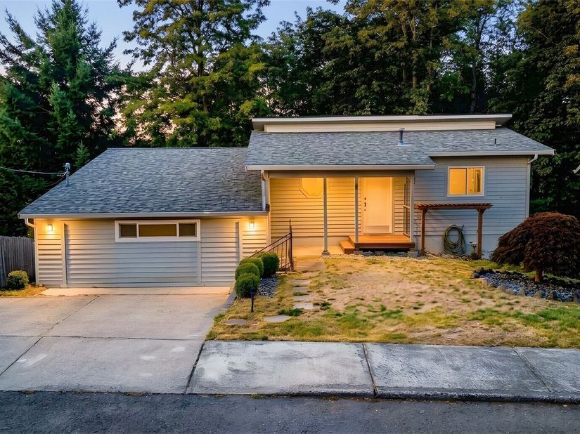 15704 121st Avenue SE, Renton WA 98058