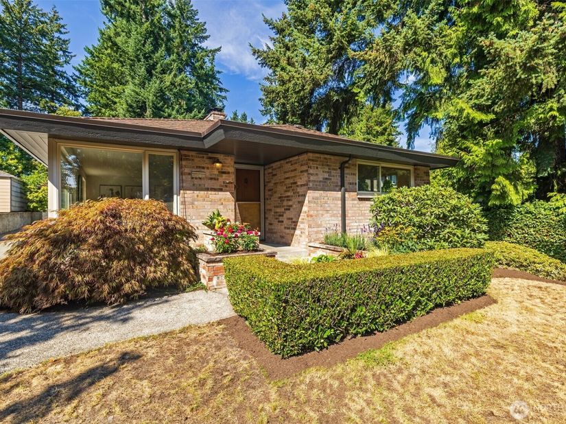 9815 Roosevelt Way NE, Seattle WA 98115
