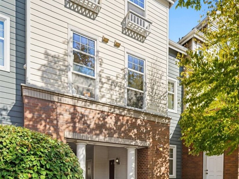 1387 Huckleberry Circle, Issaquah WA 98029