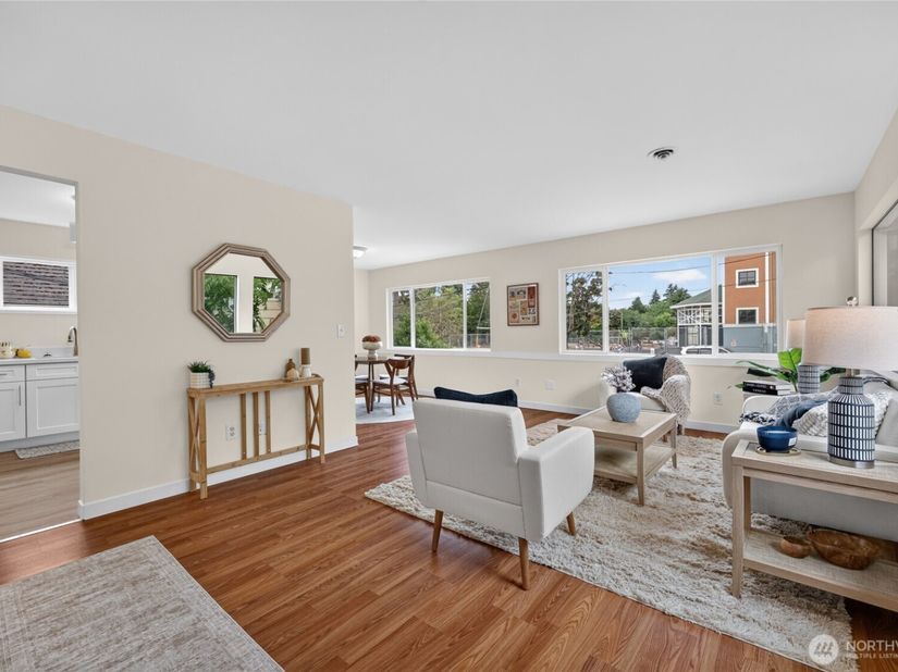 4042 5th Avenue NE, Seattle WA 98105