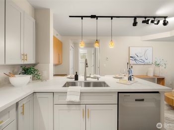 124 Bellevue Avenue E