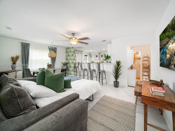 810 NW 21st Ct, Miami FL 33125