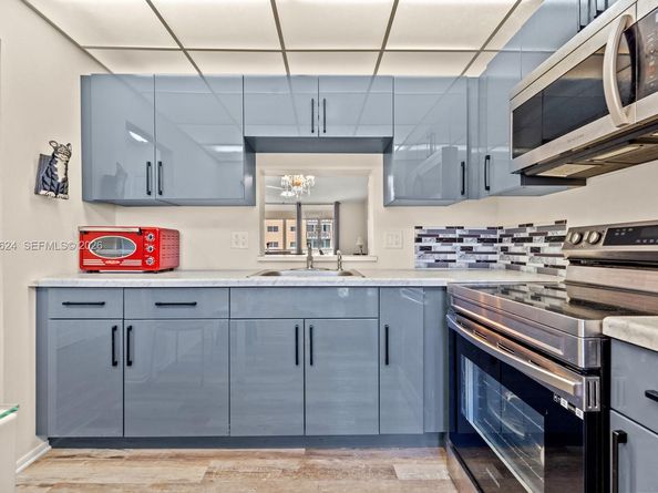 421 NE 14th Ave 405, Hallandale Beach FL 33009