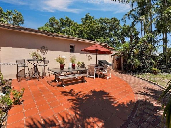 23 SW 8th St, Hallandale Beach FL 33009