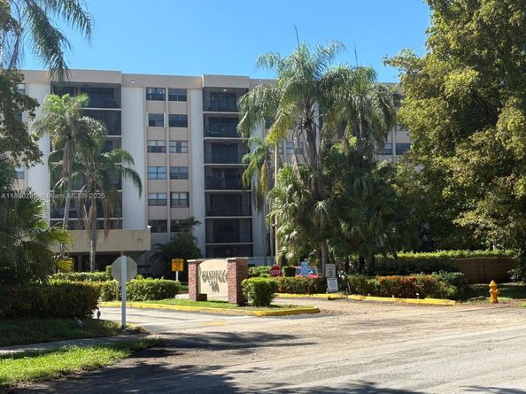 900 NE 195th St 702, Miami FL 33179