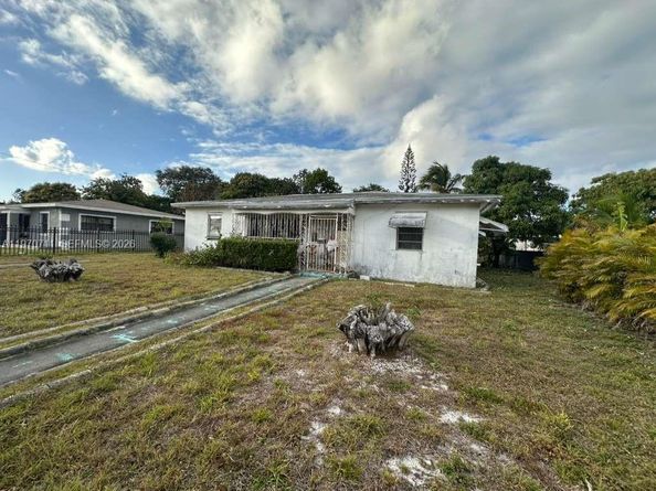 521 NW 189th Ter, Miami Gardens FL 33169