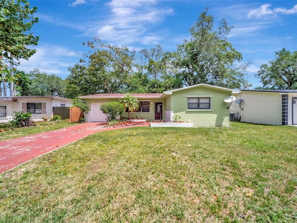 565 NE 160th St, Miami FL 33162