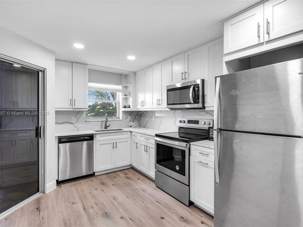 3524 Via Poinciana 302, Lake Worth FL 33467