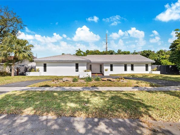 1925 NE 214th Ter, Miami FL 33179