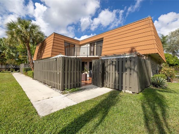 11006 N Harmony Lake Cir, Davie FL 33324