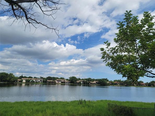 671 NE 195 St 122E, Miami FL 33179