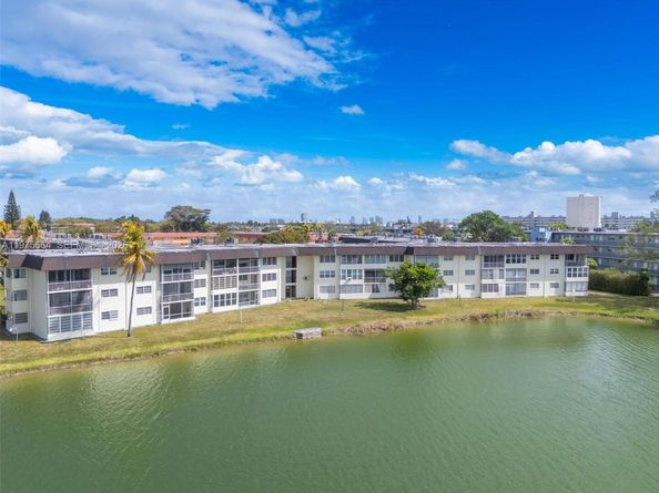 1530 NE 191st St 105, Miami FL 33179