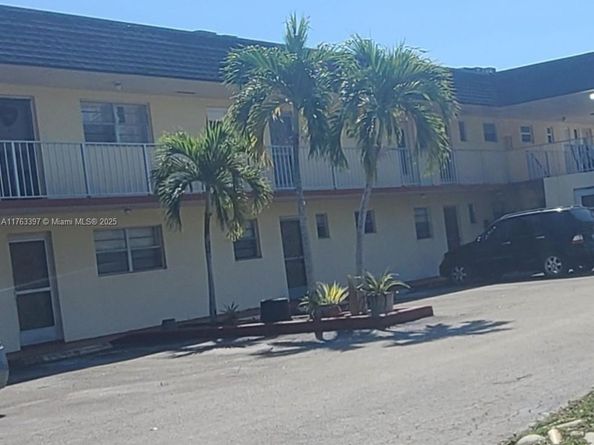 19305 NE 2 Ave 2323, Miami FL 33179