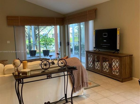 231 W Canterbury Dr W, Palm Beach Gardens FL 33418