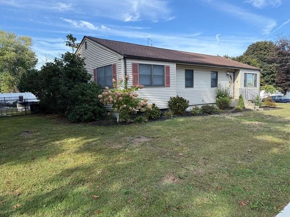 50 Main St, Medway MA 02053