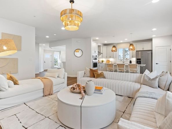 02 Mason Way 06524, Woburn MA 01801