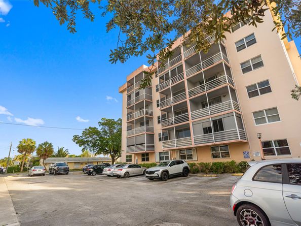 1830 Dixieanna St 404, Hollywood FL 33020