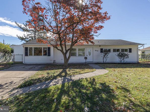 20 Serpentine Lane, Levittown PA 19055