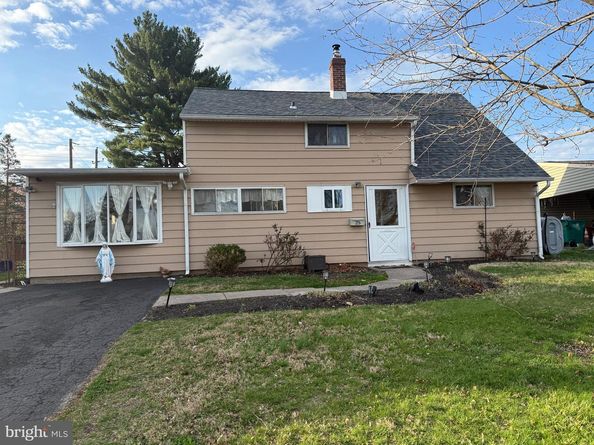 25 Goldengate Road, Levittown PA 19057