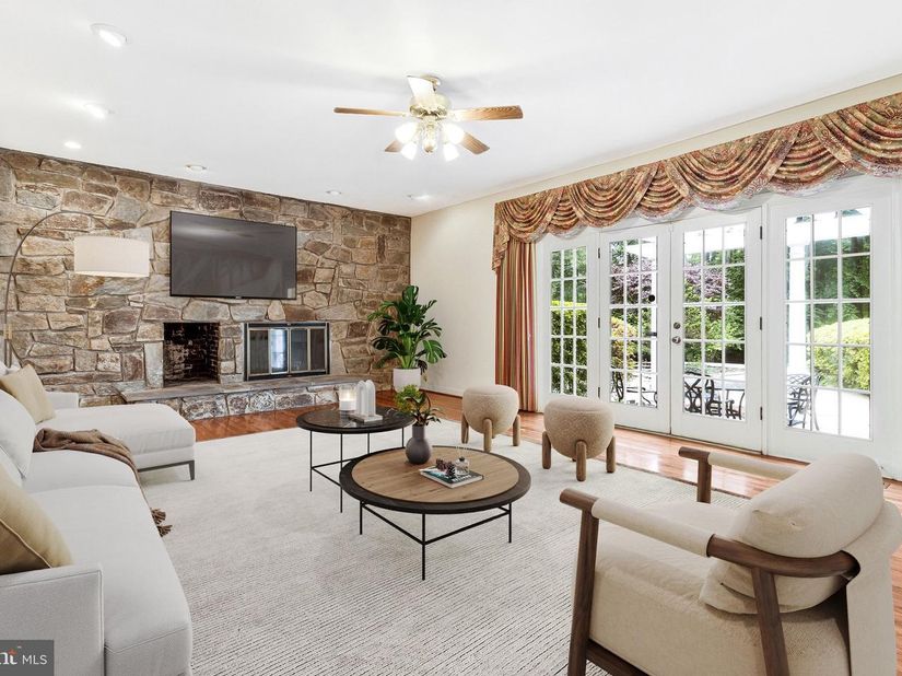 10009 New London Drive, Potomac MD 20854