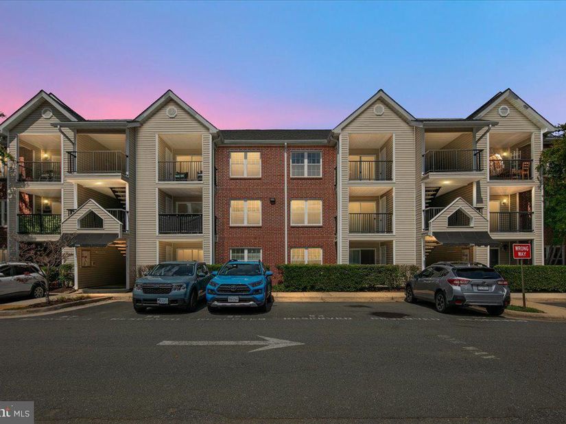 3306 Wyndham Circle 127, Alexandria VA 22302