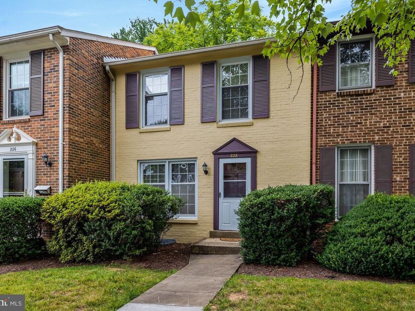 228 Commons Drive NW, Vienna VA 22180