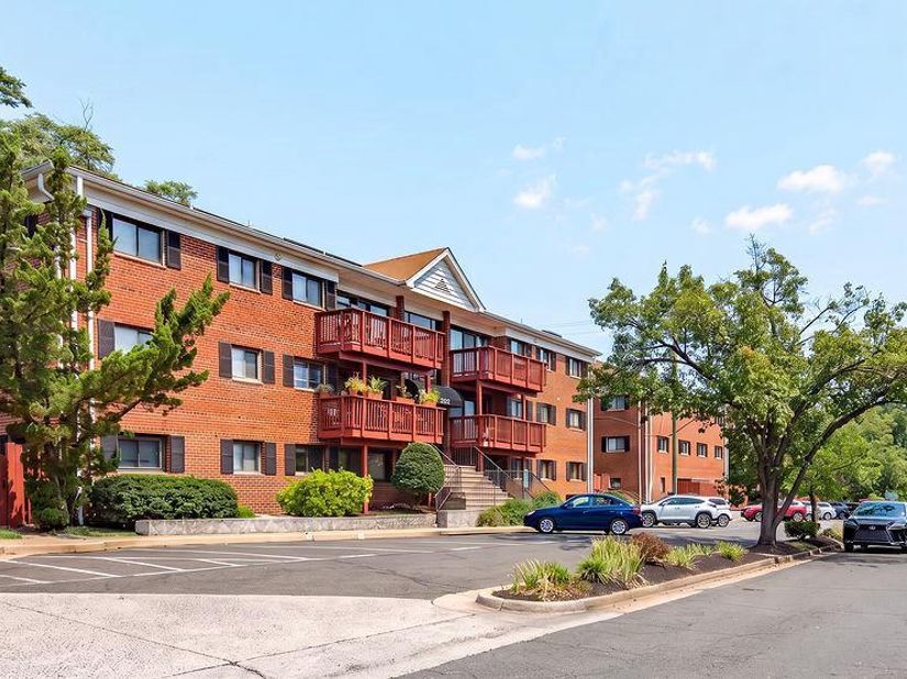 202 Skyhill Road 8, Alexandria VA 22314