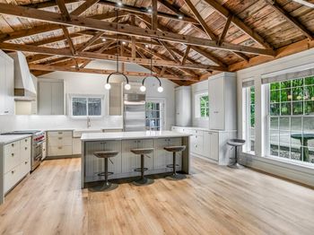 6111 Hudson Bend RD RD