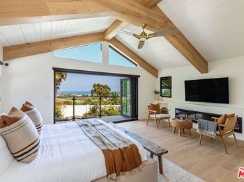 3525 Coast View Drive