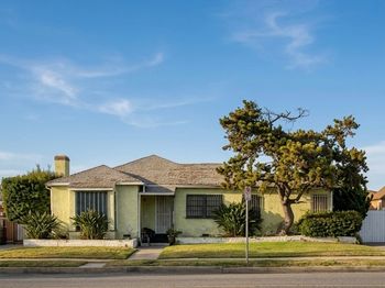 8826 S Van Ness