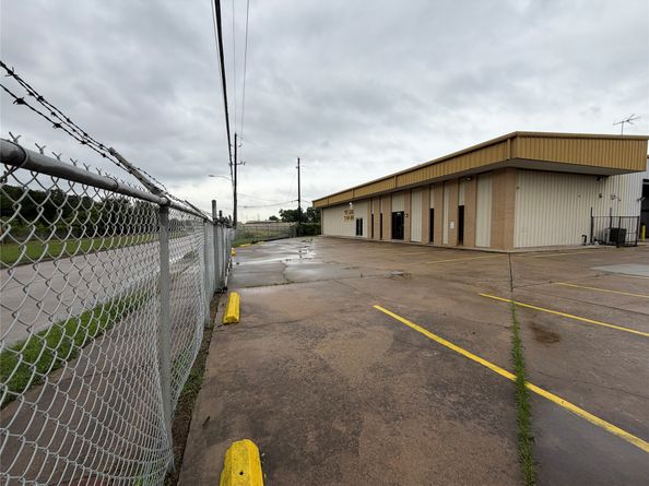 6040 Gessner Road, Houston TX 77041