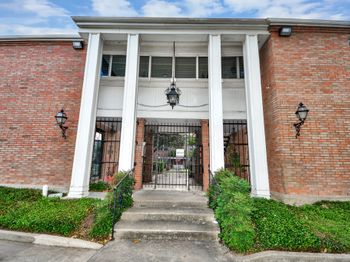 2711 Briarhurst Drive