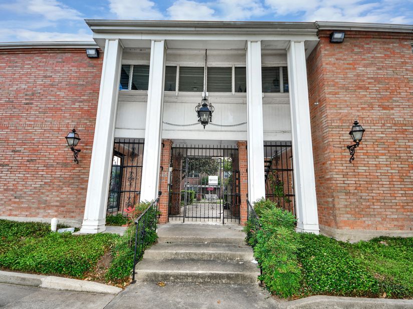 2711 Briarhurst Drive 18, Houston TX 77057