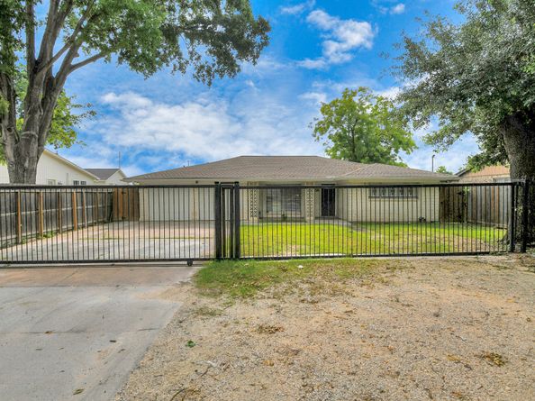 6814 Della Street, Houston TX 77093