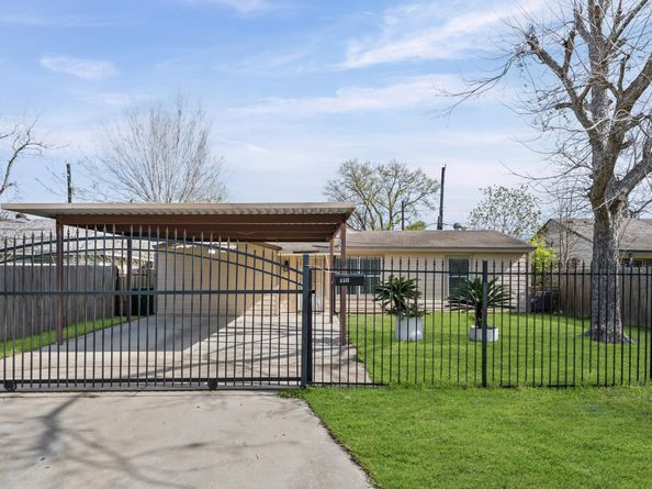 5231 Lyndhurst Drive, Houston TX 77033