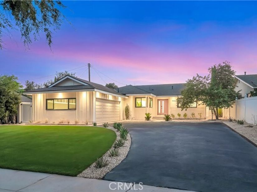 7915 Owensmouth, Canoga Park (los Angeles) CA 91304