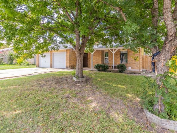 900 Lawnmont DR, Round Rock TX 78664