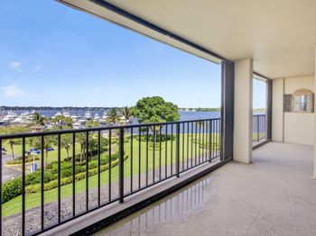 136 Lakeshore Drive