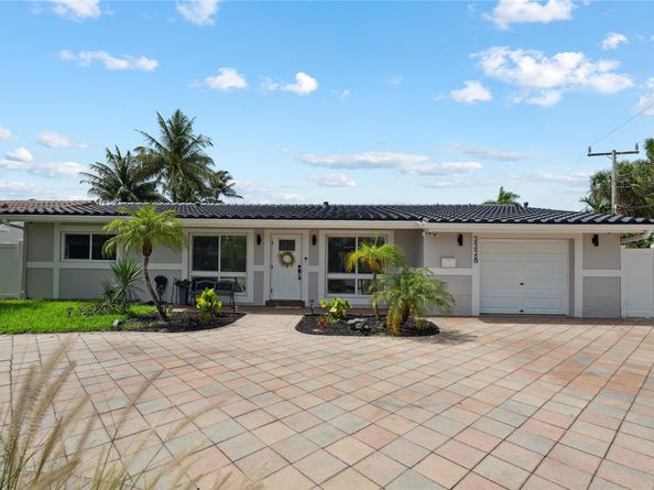 2228 SE 10th St, Pompano Beach FL 33062