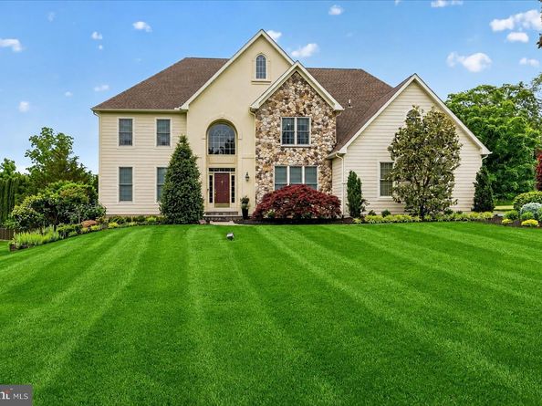 104 Whisper Wood Court, Newtown PA 18940