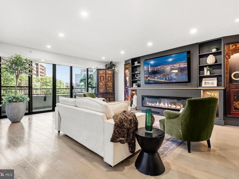 1300 Crystal Drive 606S, Arlington VA 22202
