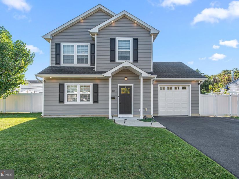 285 Magnolia Drive, Levittown PA 19054
