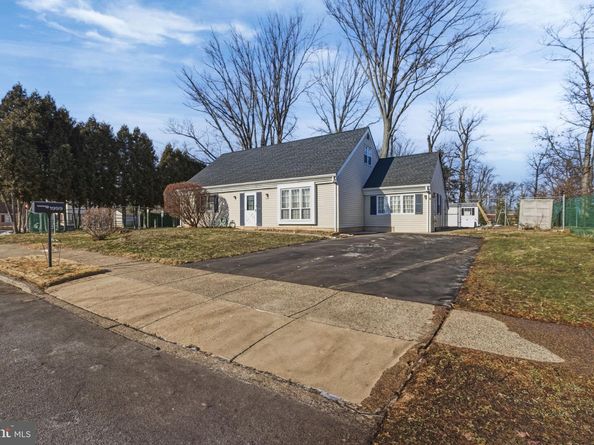 1999 Hollandale Drive, Bensalem PA 19020