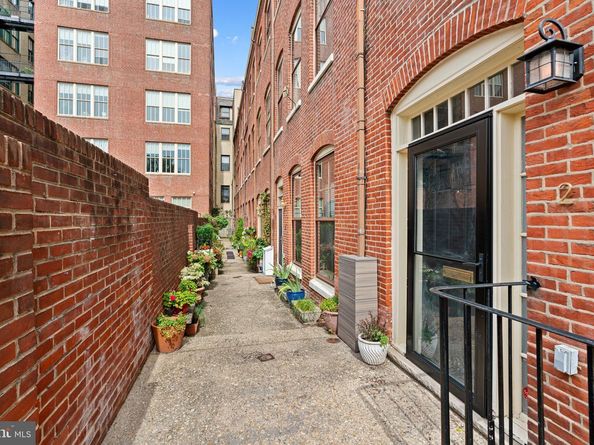 2 Willings Alley Mews, Philadelphia PA 19106