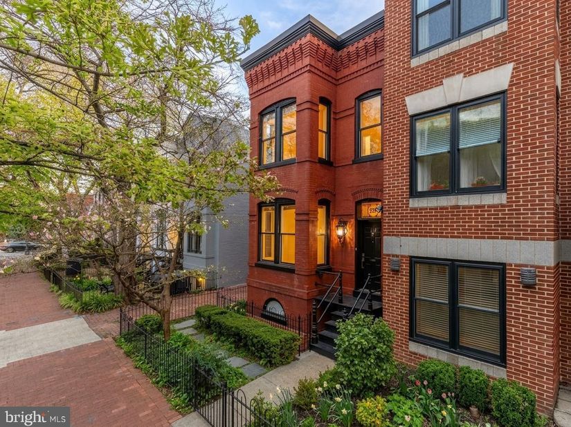 329 8TH St NE, Washington DC 20002