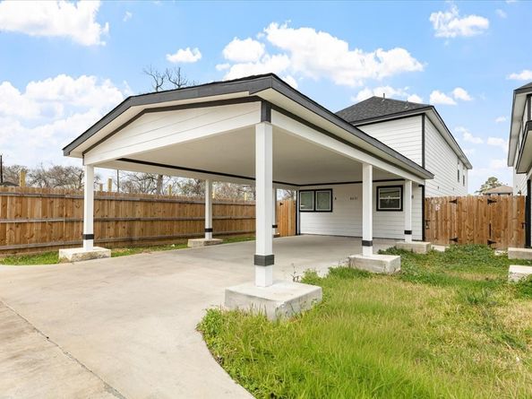 8631 Peachtree Street, Houston TX 77016