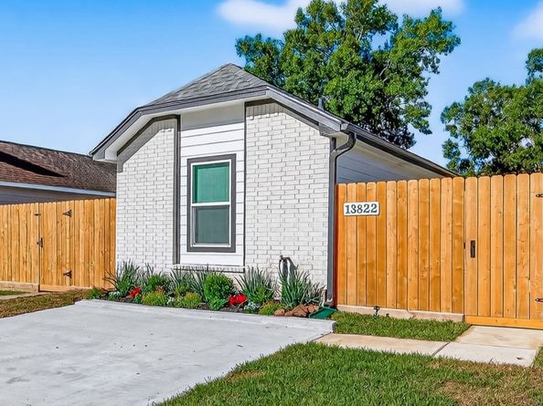 13822 Northlake Drive, Houston TX 77049